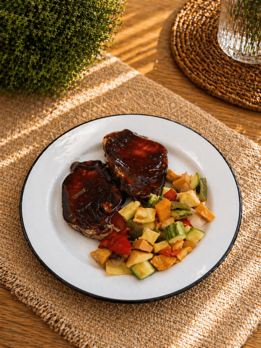 Bondiola a la barbacoa con vegetales asados