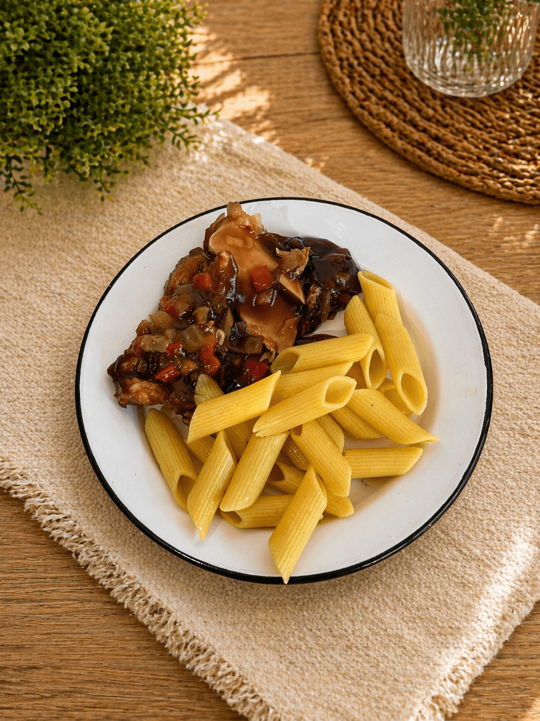 Pechuga en salsa teriyaki con fideos